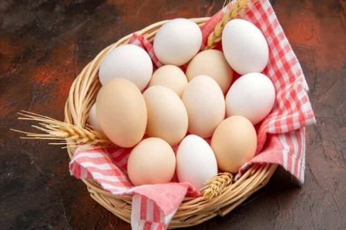 آیا رنگ قهوه ای پوست تخم مرغ به مفهوم ارزش غذایی بالاتر آن است؟